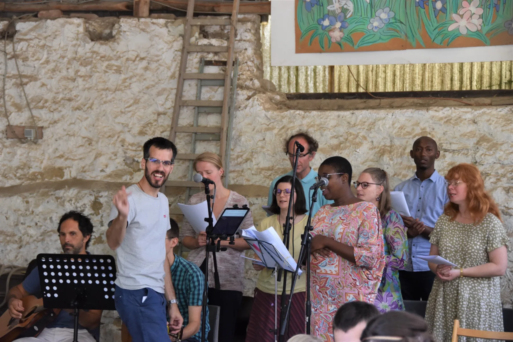 Damien en animation musicale avec un groupe