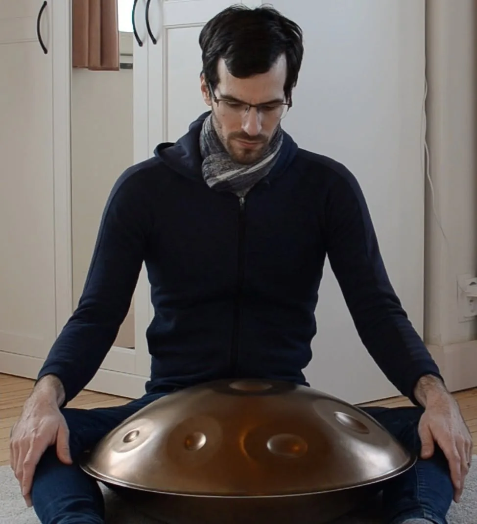 Damien jouant du handpan